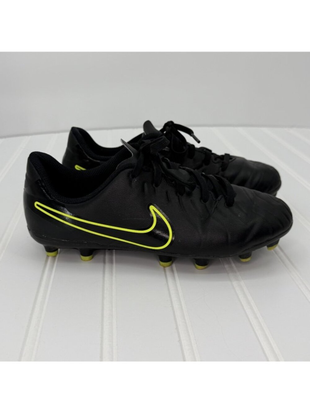 Nike Boys Tiempo Legend 10 Club DV4352-001 Black Soccer Cleats Shoes Size 3Y - Picture 2 of 6